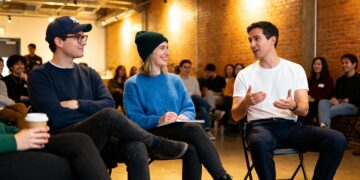 Equipe participando de experiências corporativas presenciais.