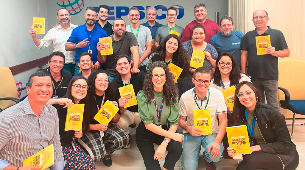 Turma de 25 engenheiros da PepsiCo durante encontro de desenvolvimento comportamental