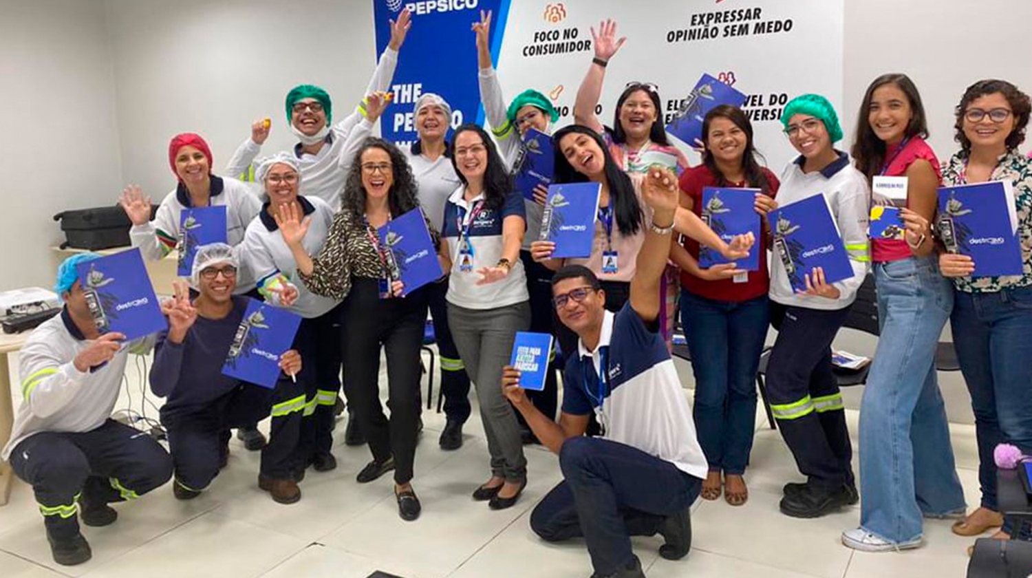Grupo de auxiliares de produção participando de atividade prática sobre gestão de conflitos