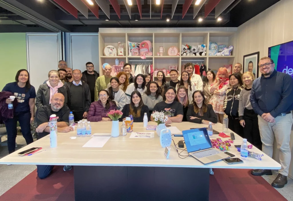 Colaboradores fazendo parte do programa de dinâmica corporativa Programa Mente