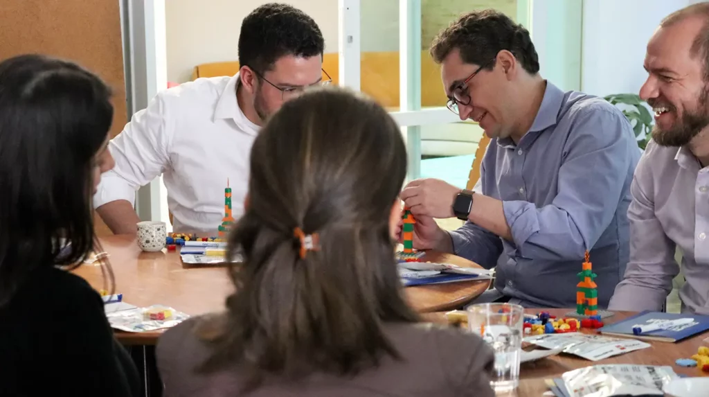 Colaboradores em uma sala praticando atividade de comunicação corporativa.