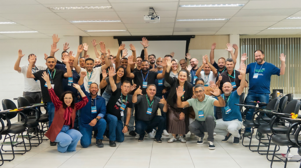 Colaboradores de uma empresa praticando atividade Disc Me Disse da Destrava