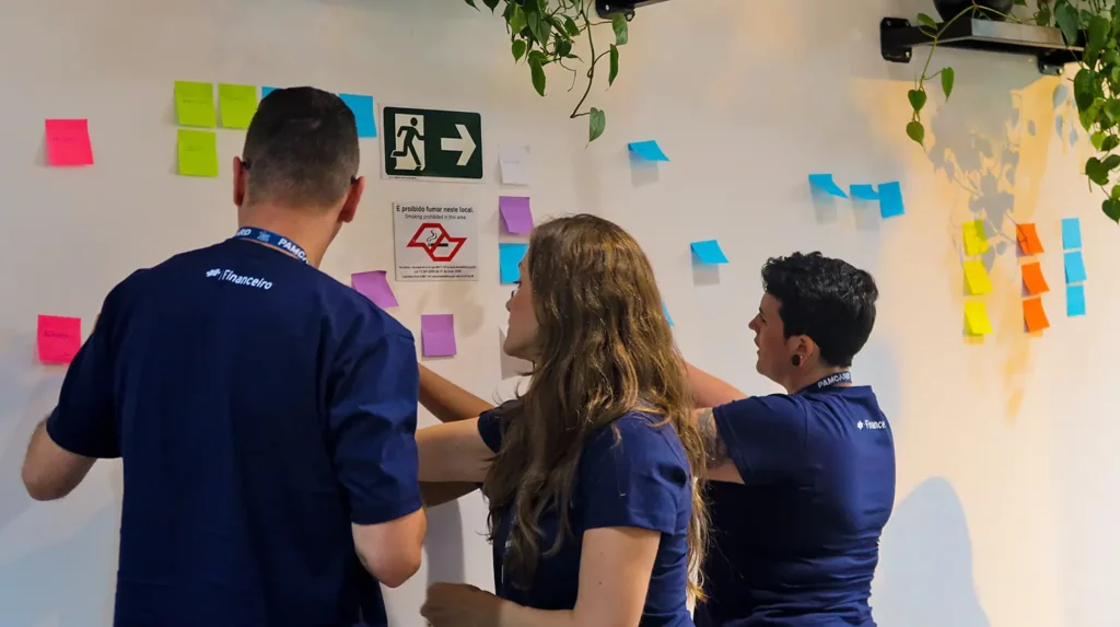 Colaboradores participando de atividade de comunicação empresarial da Destrava.