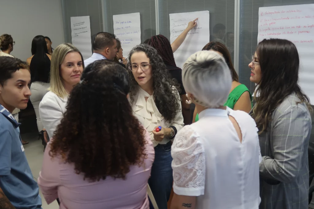 Colaboradores em atividade sobre temas corporativos personalizados.