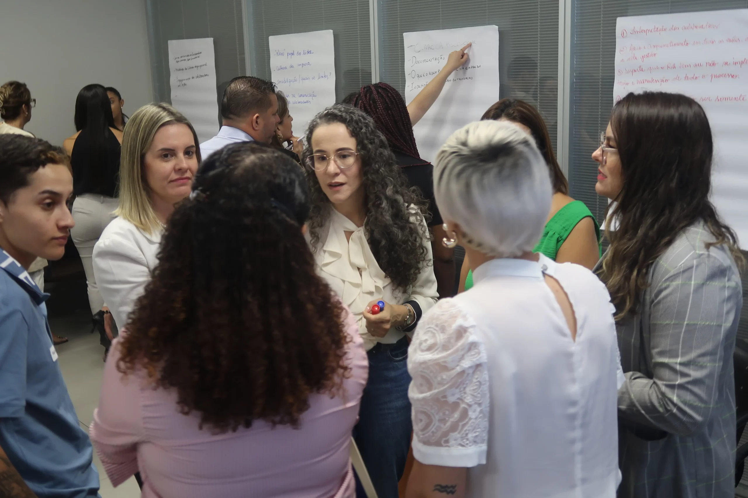 Colaboradores em atividade sobre temas corporativos personalizados.