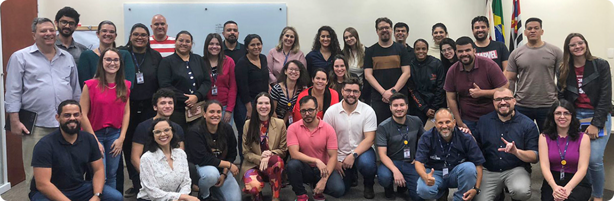 Pessoas após participarem do programa de liderança Pegasus da Destrava.