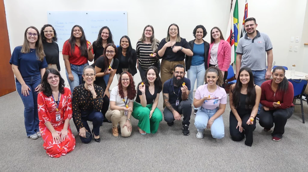 Colaboradoras de uma empresa no pós workshop liderança, satisfeitas e felizes com o resultado.