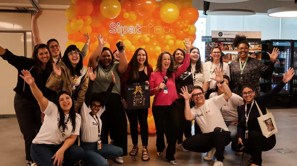 pessoas comemorando após encerrar a palestra corporativa