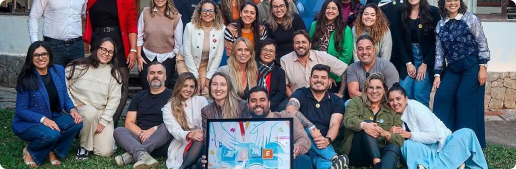 Foto de colaboradores de uma empresa participando do game presencial Mosaiko da Destrava.