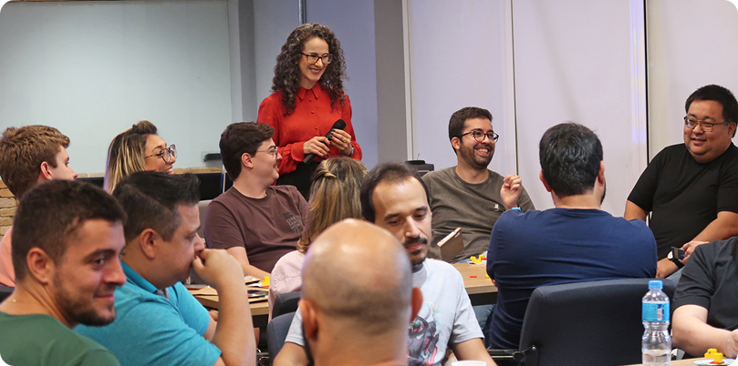 Foto de Colaboradores jogando o game corporativo presencial Monta Bike da Destrava.