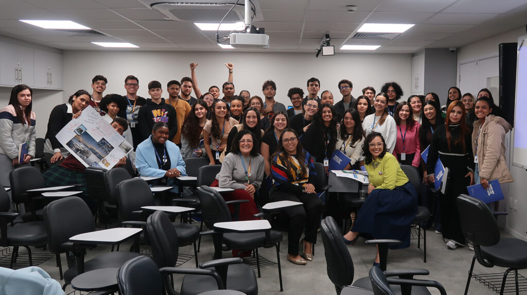 Foto com colaboradores participando em sala de aula do programa FutureGen