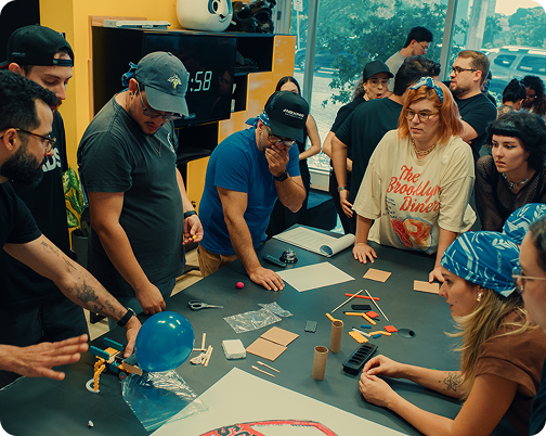 Foto de pessoas aprendendo o game corporativo presencial Gladius da Destrava.