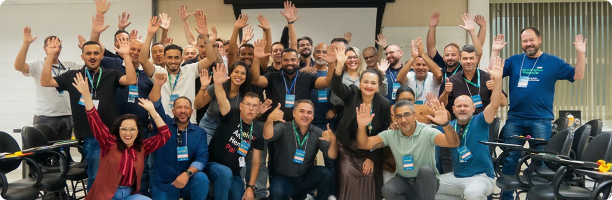 Foto de um grupo de colaboradores jogando o game presencial corporativo Disc me Disse da Destrava.
