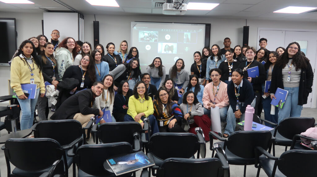 Foto com colaboradores que participaram do programa FutureGen em sala de aula
