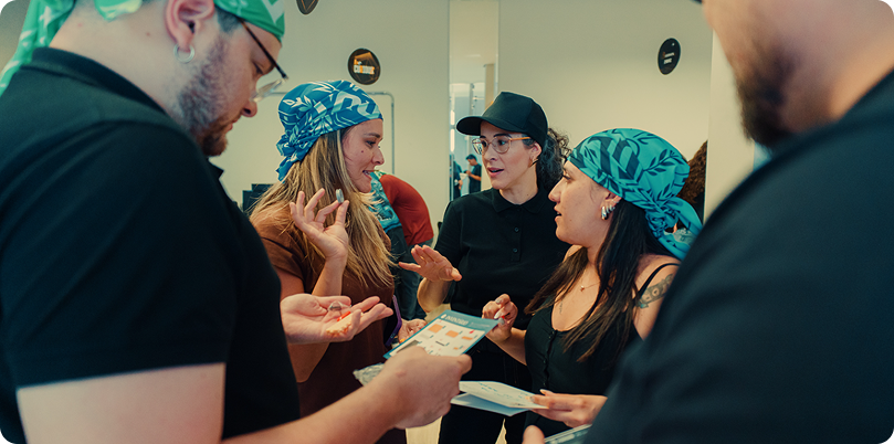 foto de pessoas jogando o game corporativo presencial Gladius da Destrava.