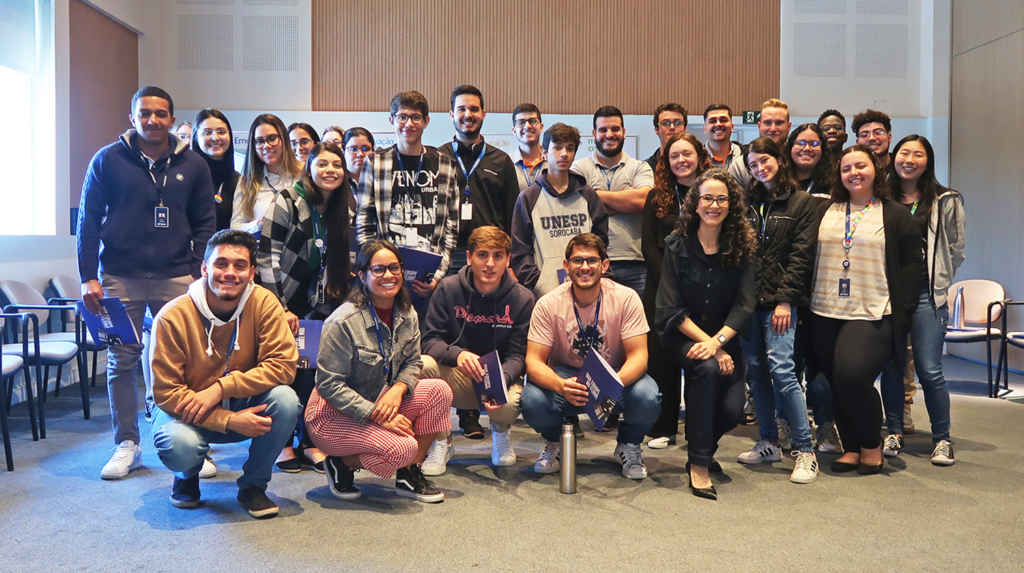 Foto com colaboradores após participação do programa FutureGen em sala de aula