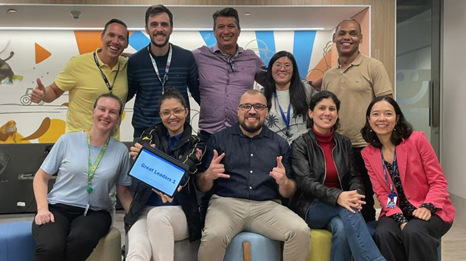 Pessoas satisfeitas após participar do programa Pegasus de formação em liderança corporativa.