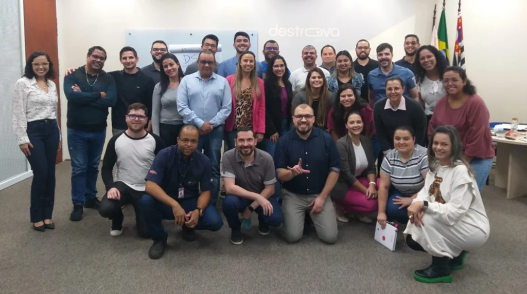 colaboradores reunidos após workshop de Liderança da Destrava.