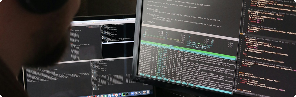 Imagem com computadores e códigos representando o game Invasão Hacker da Destrava.