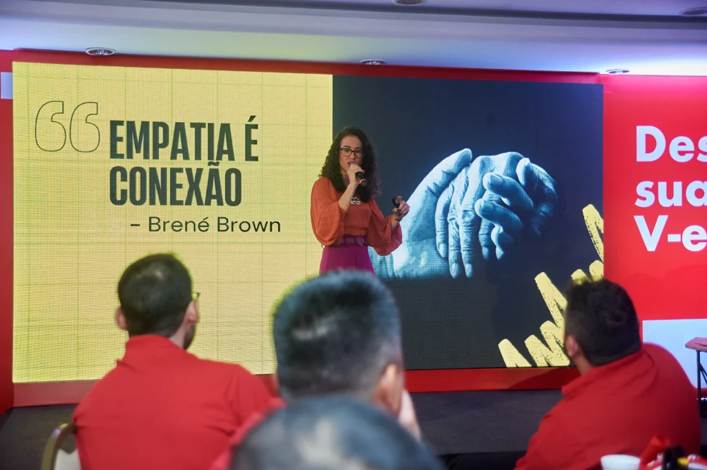 pessoa na apresentação de uma palestra corporativa