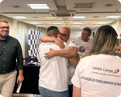 abraço entre duas pessoas durante um treinamento corporativo