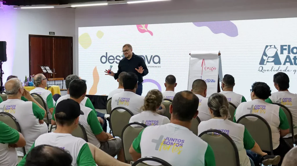 Colaboradores em uma sala durante workshop de comunicação e oratória.