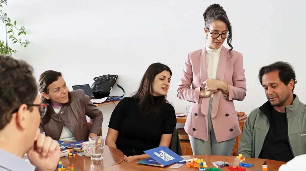 pessoas em uma sala participando de uma reunião empresarial.