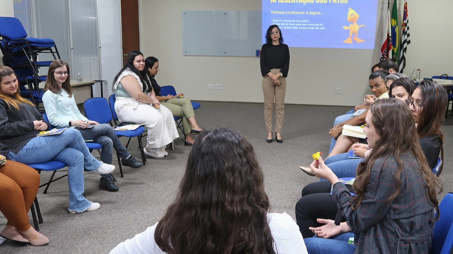 Ambiente com colaboradores aprendendo sobre liderança corporativa com workshop da Destrava.