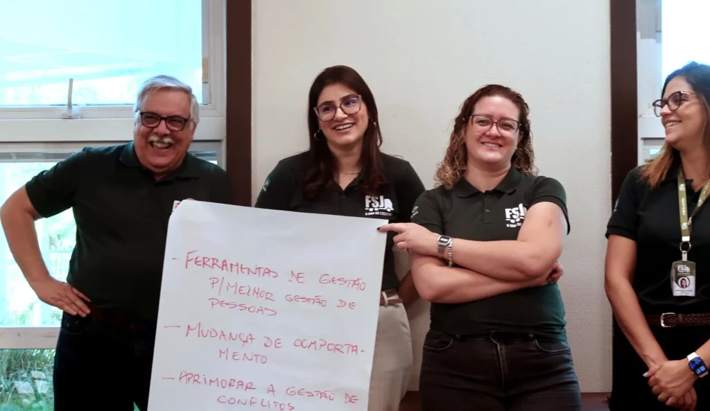 Colaboradores em fileira durante workshop de comunicação, influência e negociação corporativa.