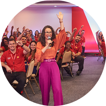 Colaboradores em aula sobre temas corporativos diversos.