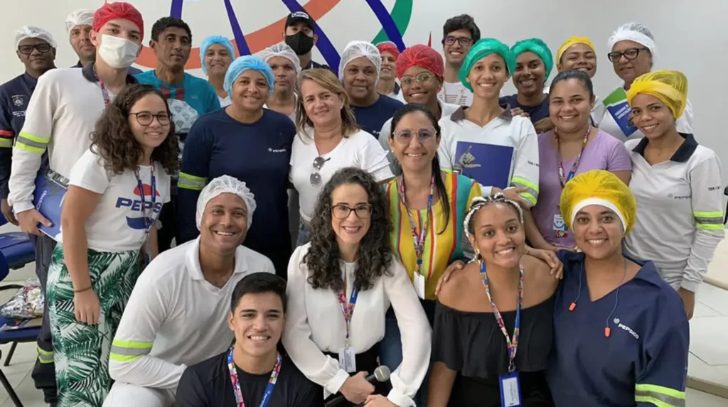 Foto de pessoas satisfeitas após workshop com tema corporativo personalizado.