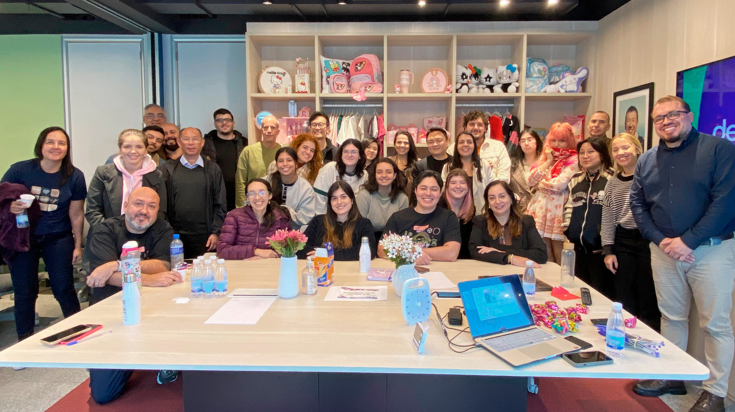 Grupo da Sanrio Brasil ao final do programa SaudavelMente