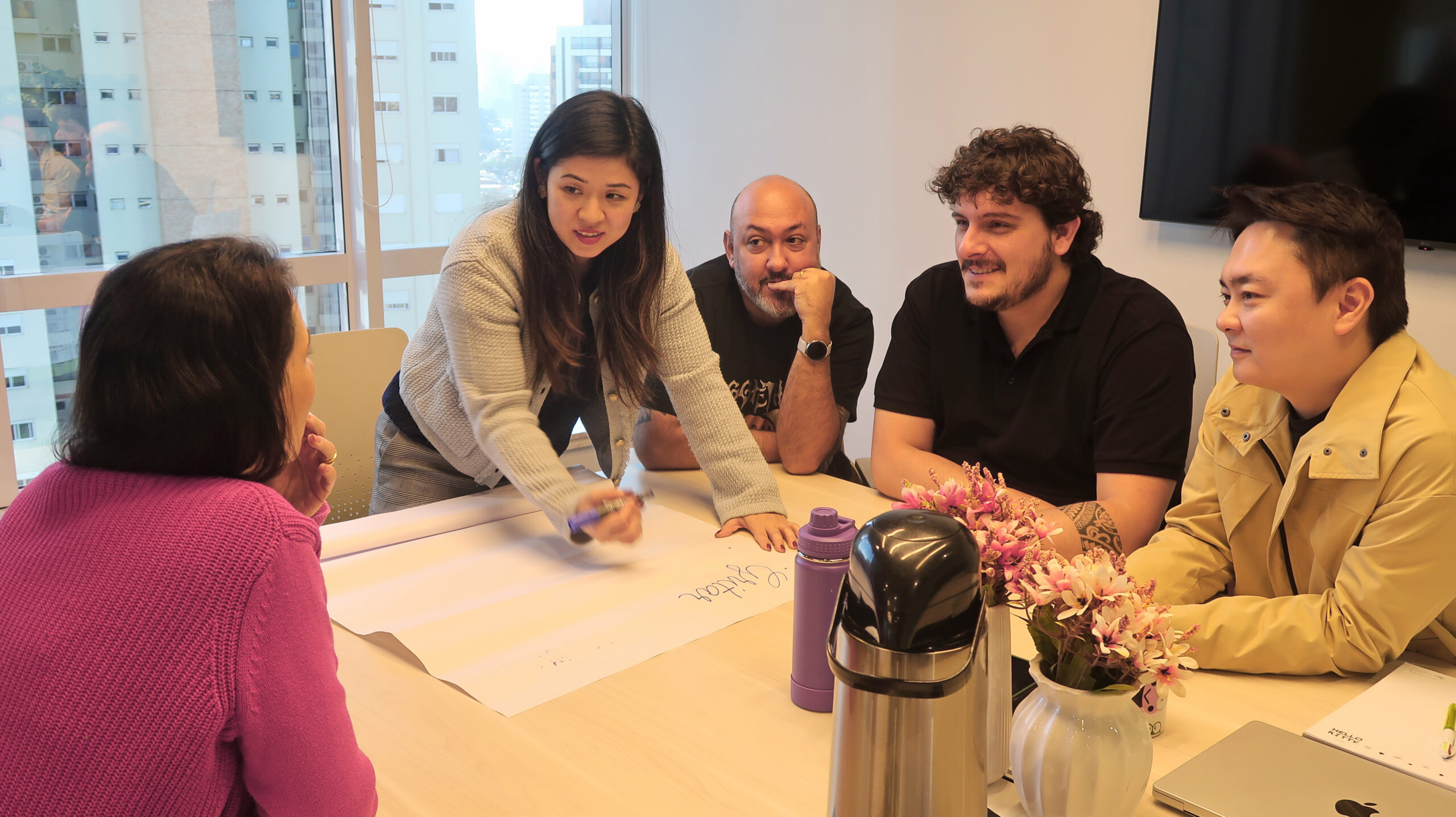 Colaboradores da Sanrio Brasil em atividade sobre equilíbrio entre vida pessoal e profissional