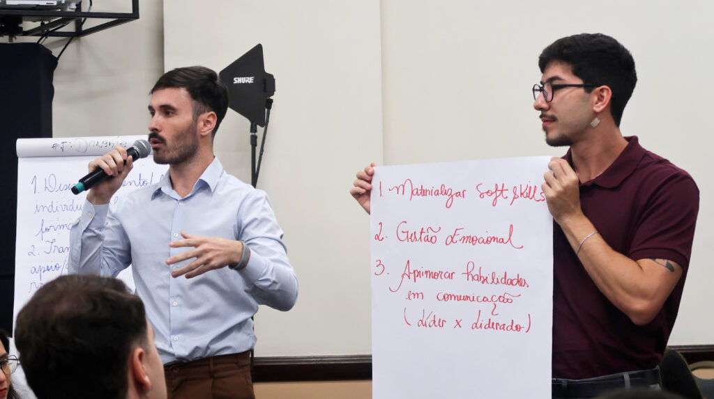 Trainees da Aegea apresentando projeto durante dinâmica do programa de liderança para trainees