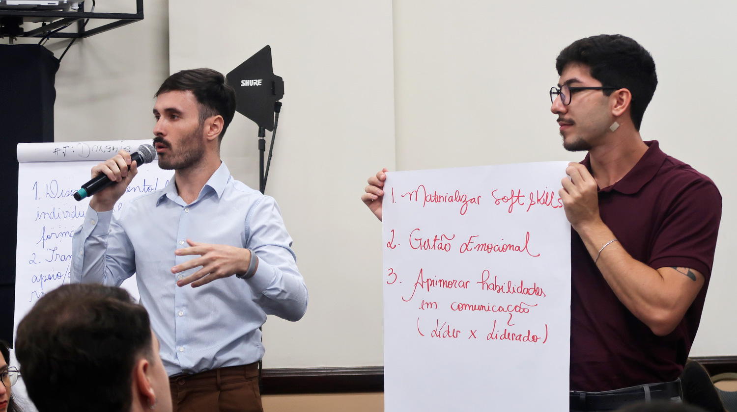 Trainees da Aegea apresentando projeto durante dinâmica do programa de liderança para trainees