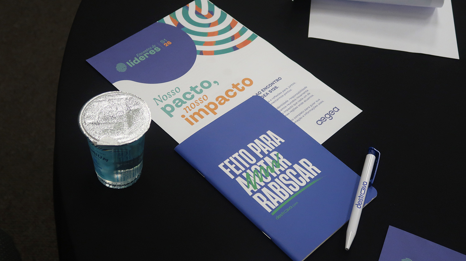 Materiais entregues para os trainees da Aegea durante encontro presencial.