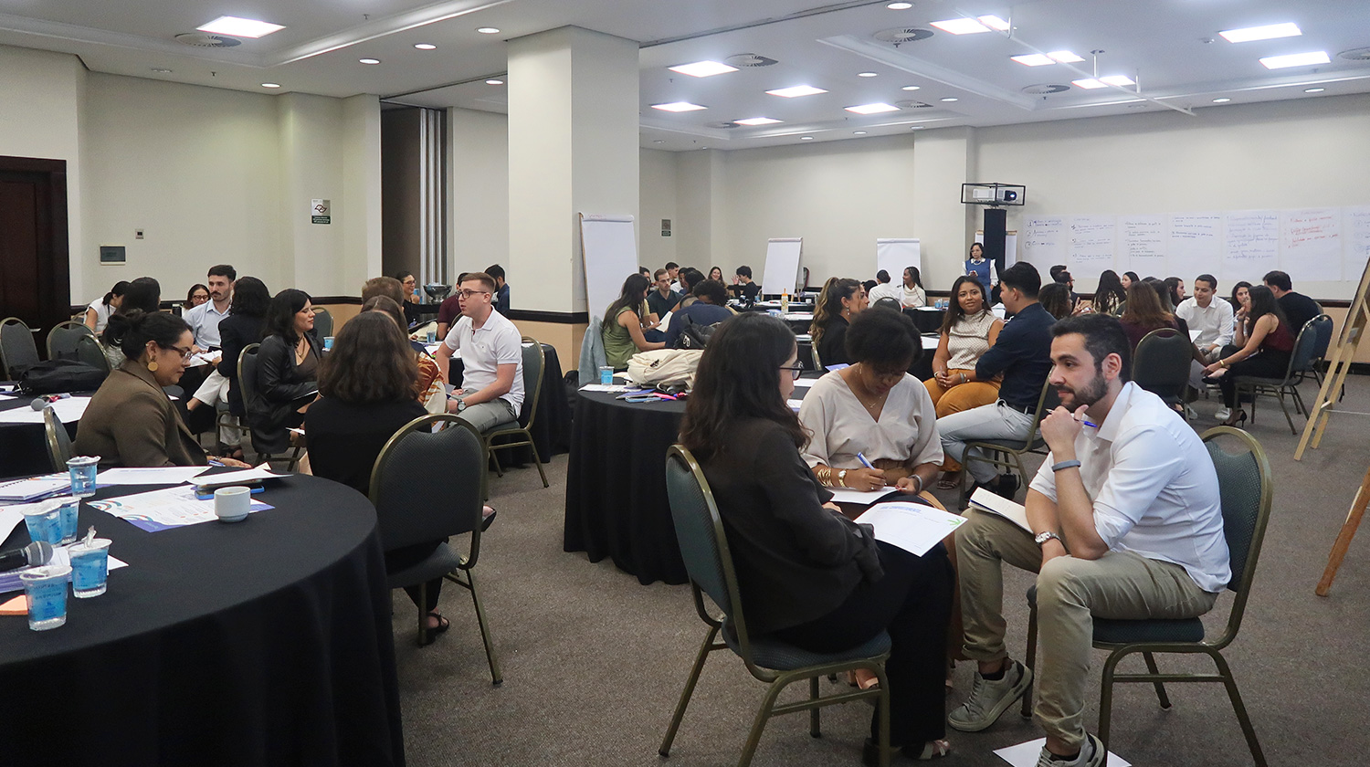 Trainees da Aegea durante dinâmica do programa de liderança para trainees, em Atibaia.