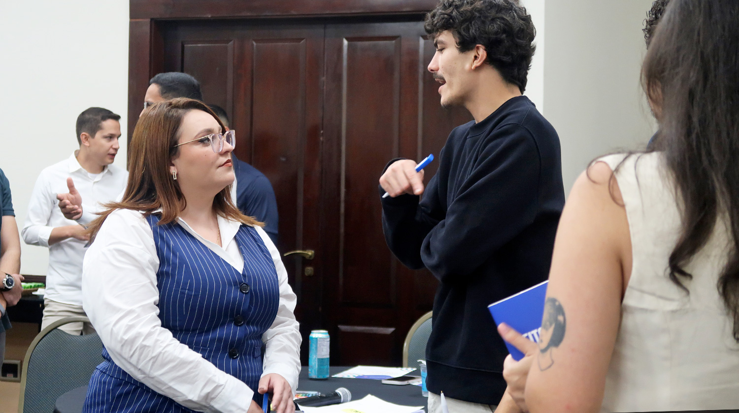 Trainee da Aegea participando de roleplay de feedback durante encontro sobre conversas difíceis.